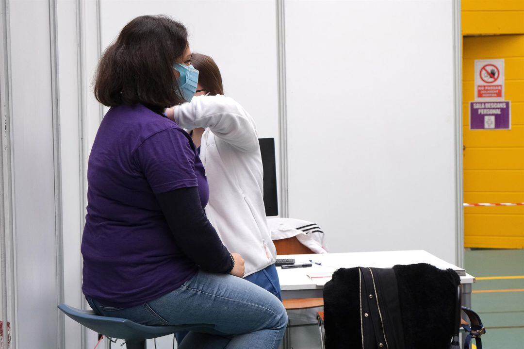 Un empleada sanitaria suministra la vacuna contra la Covid-19