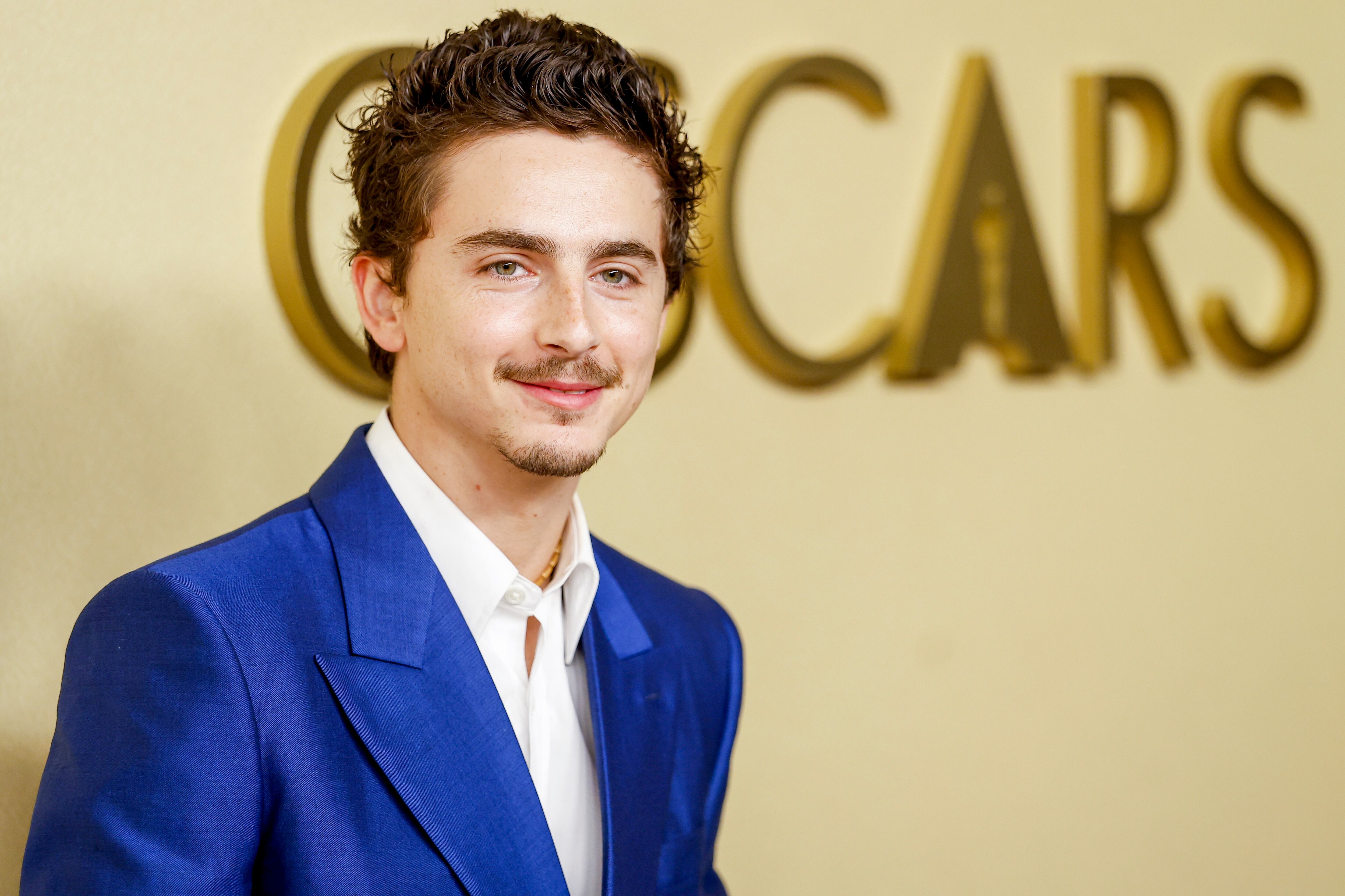 Timothée Chalamet en la alfombra roja de la cena de los nominados a los Oscar 2026.