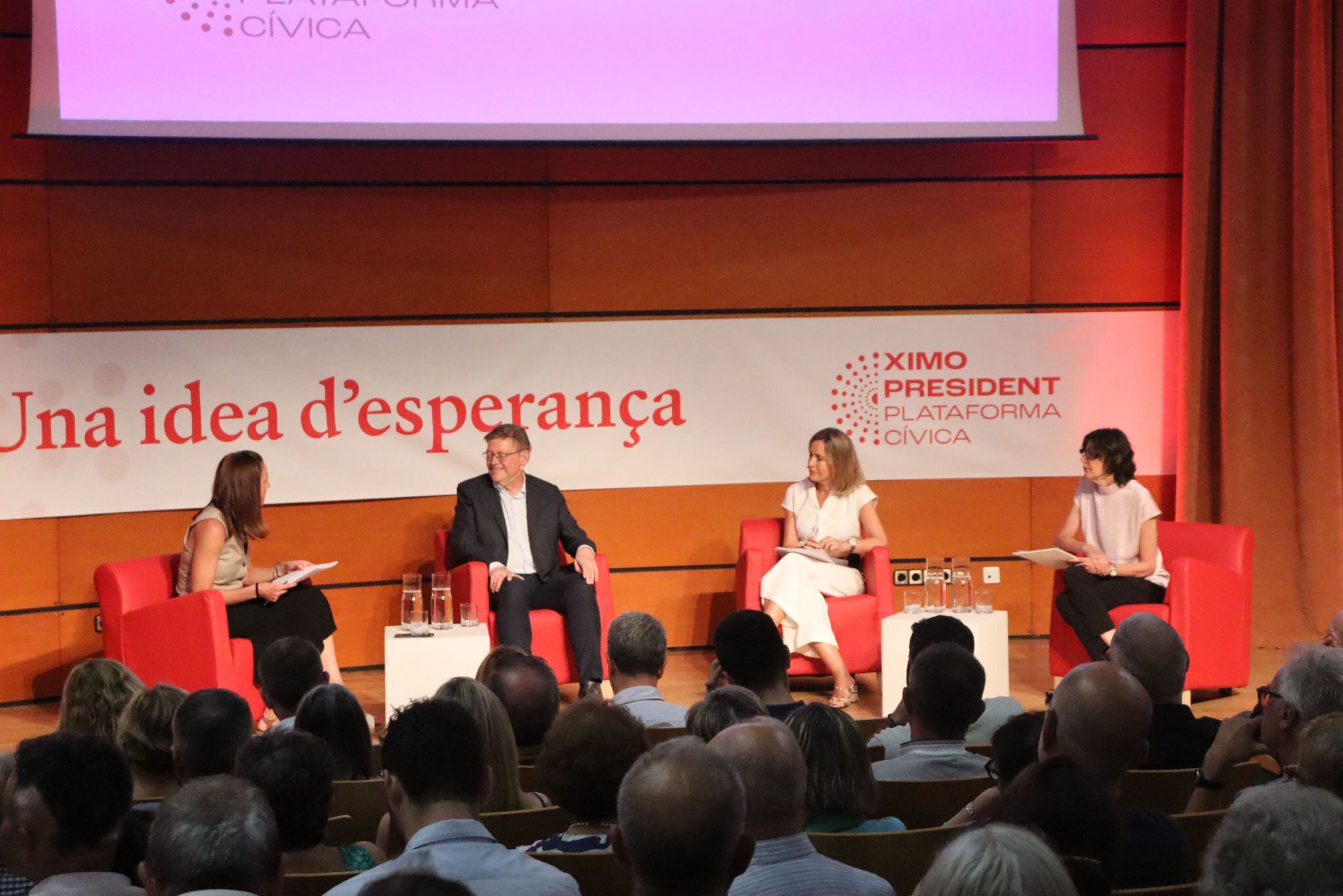 Ximo Puig en la presentación del libro &quot;Una idea de Espeanza&quot; junto a las periodistas Ana Garrido, Ana Matamales y Ana Talens