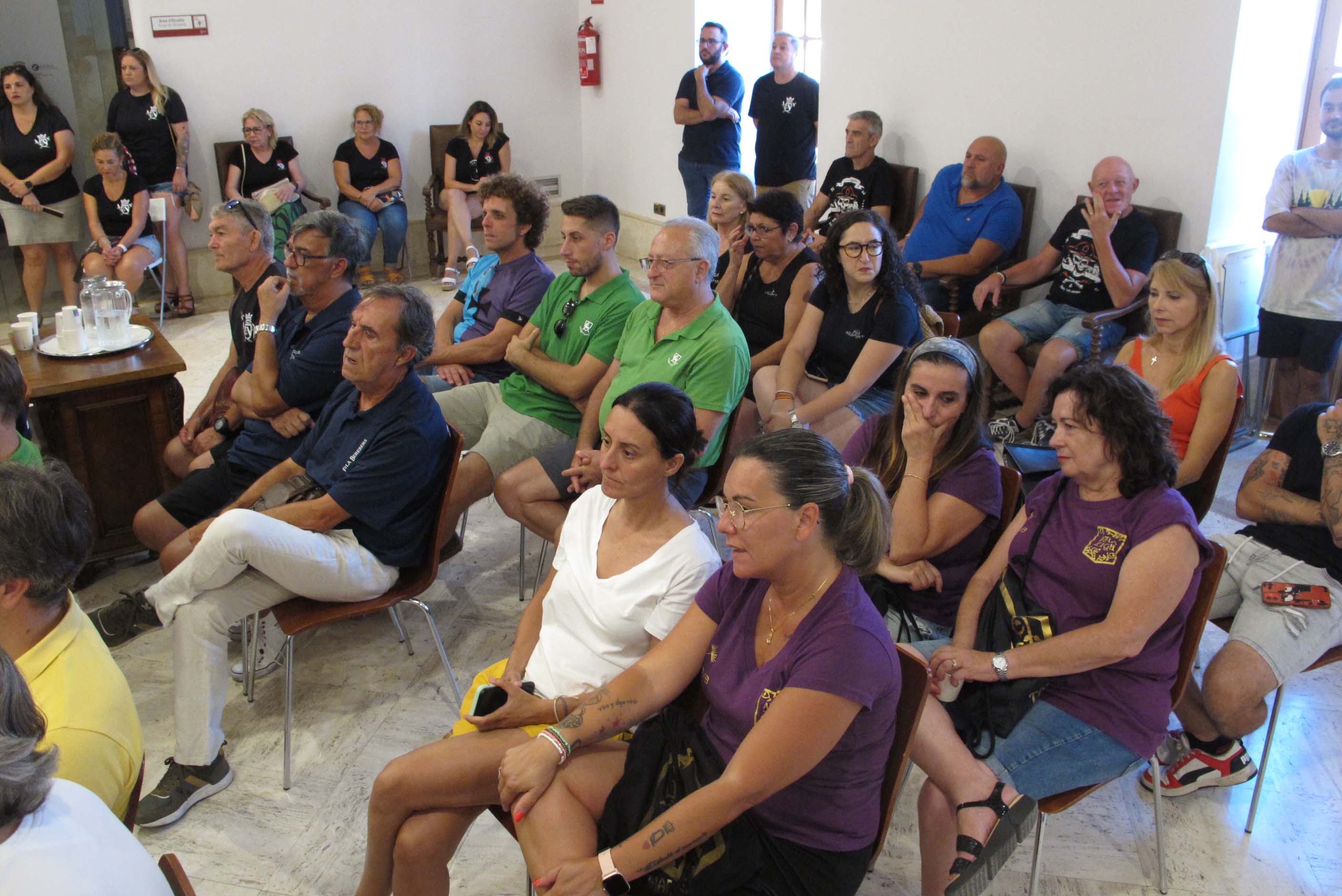 Festeros presentes en la presentación del programa de actos.