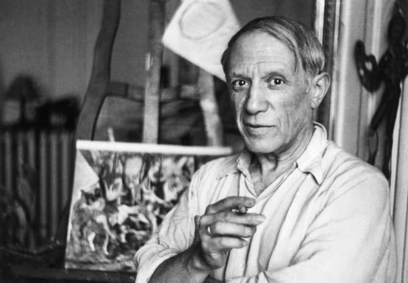 El pintor Pablo Ruíz Picasso en su estudio de París