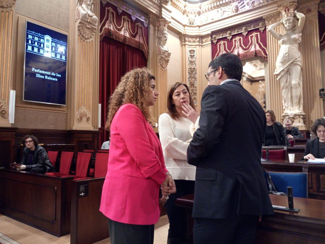 La presidenta Francina Armengol hablando con su equipo de gobierno.