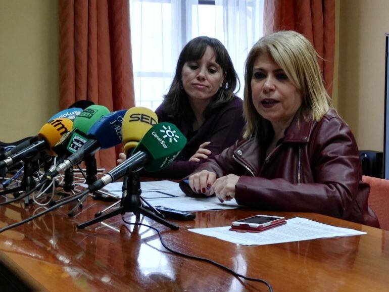 Mamen Sánchez, alcaldesa de Jerez, acompañada de la delegada municipal de Recursos, Laura Álvarez