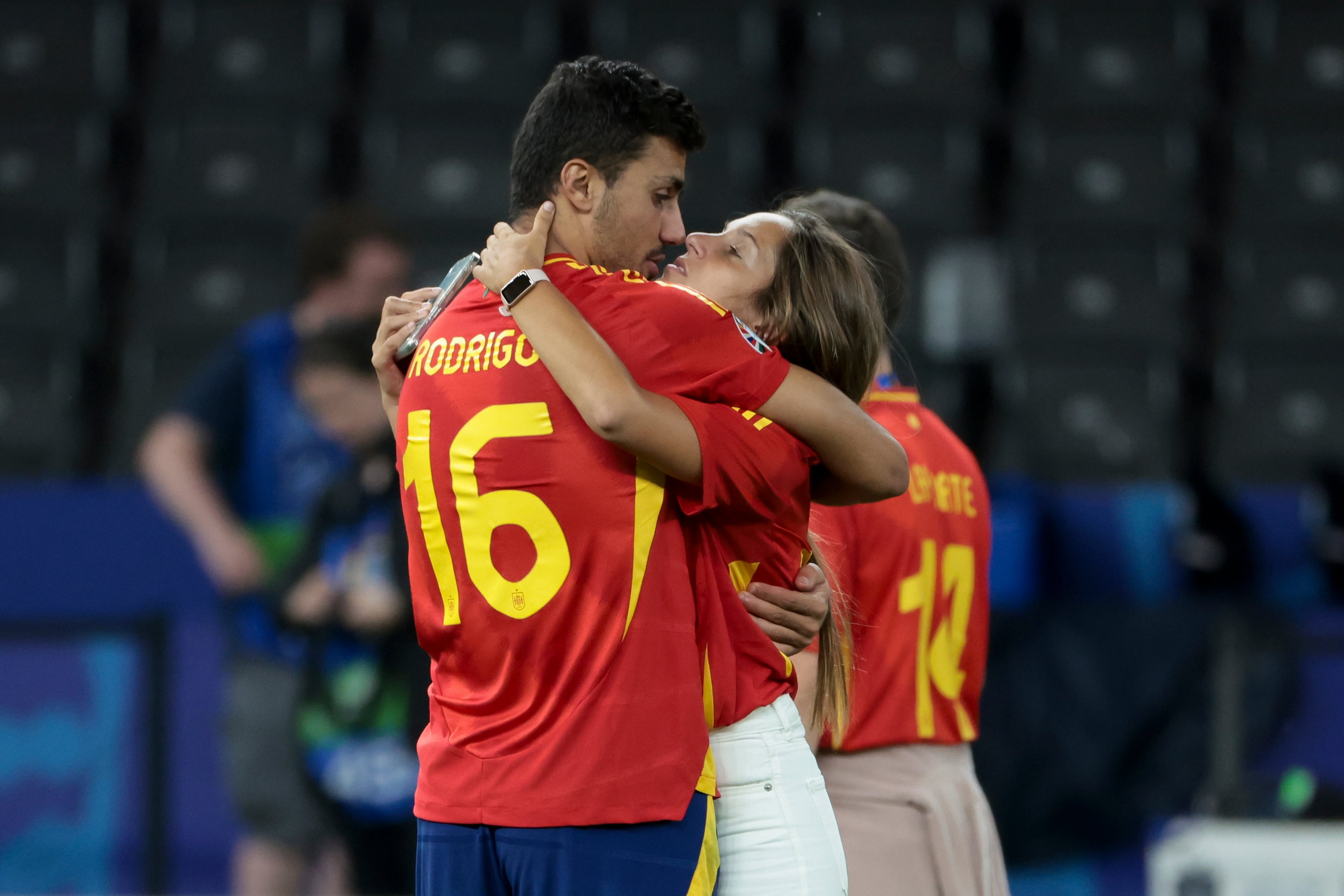 Beso entre Rodri Hernández y Laura Iglesias tras ganar el título de la Euro 2024