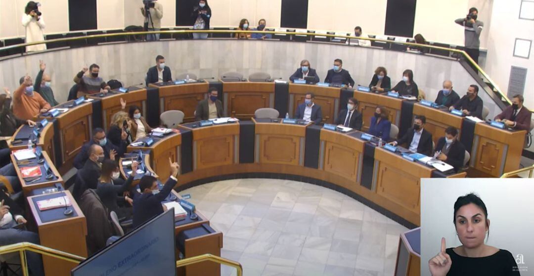 Momento en el que el grupo socialista vota en contra de los presupuestos de la institución provincial para 2022