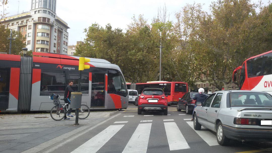 Atasco en la Plaza Paraíso por el asfaltado en el Paseo Pamplona