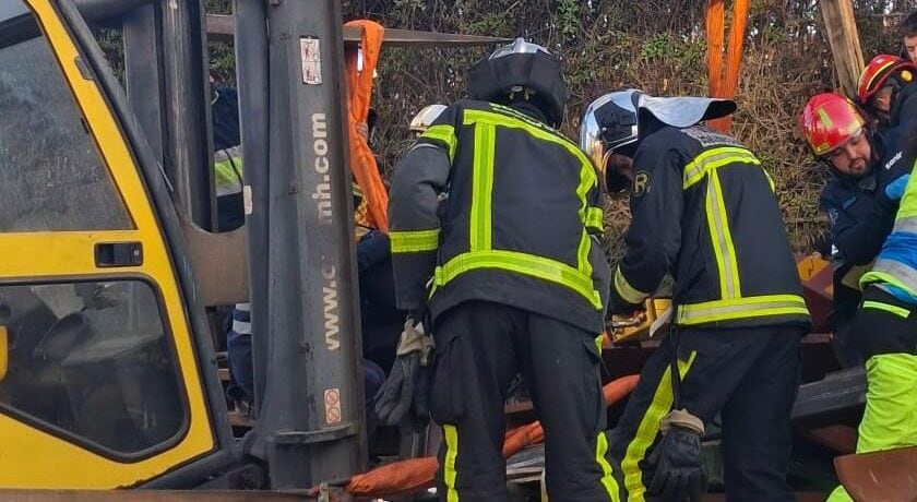 Los bomberos han conseguido rescatarlo y el SUMMA estabilizarlo y trasladarlo