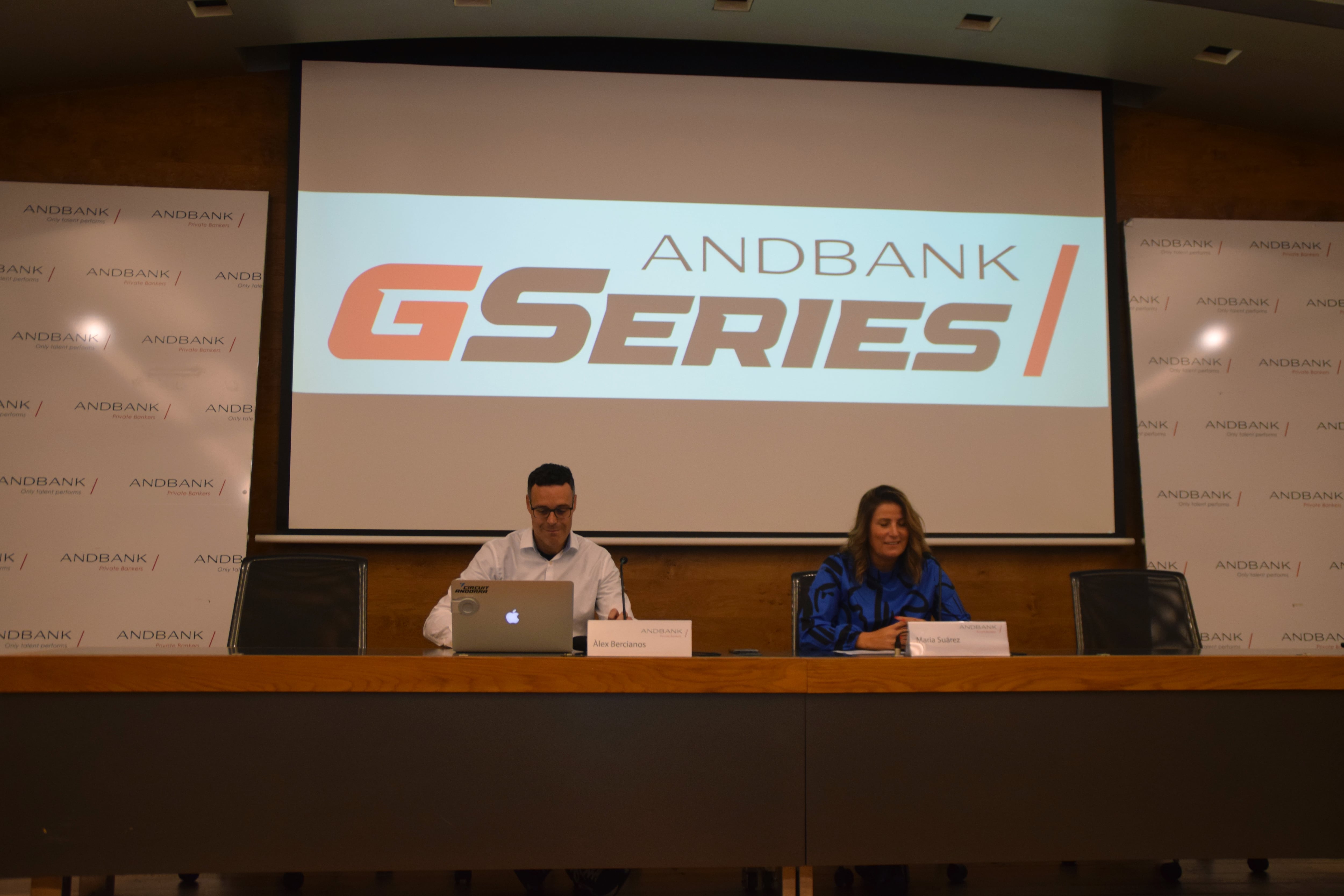 El director del circuit Andorra - Pas de la Casa, Àlex Bercianos, i la directora de Banca País d&#039;Andbank, Maria Suárez, durant la presentació de les Andbank GSèries 2024-2025