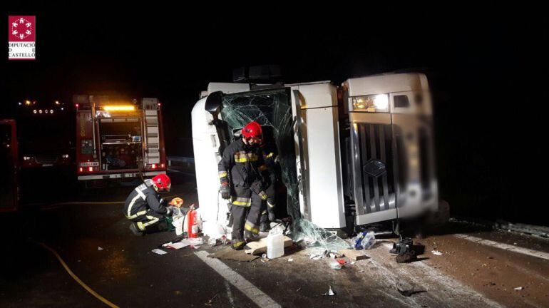 Imagen del camión volcado en el accidente de Peñíscola