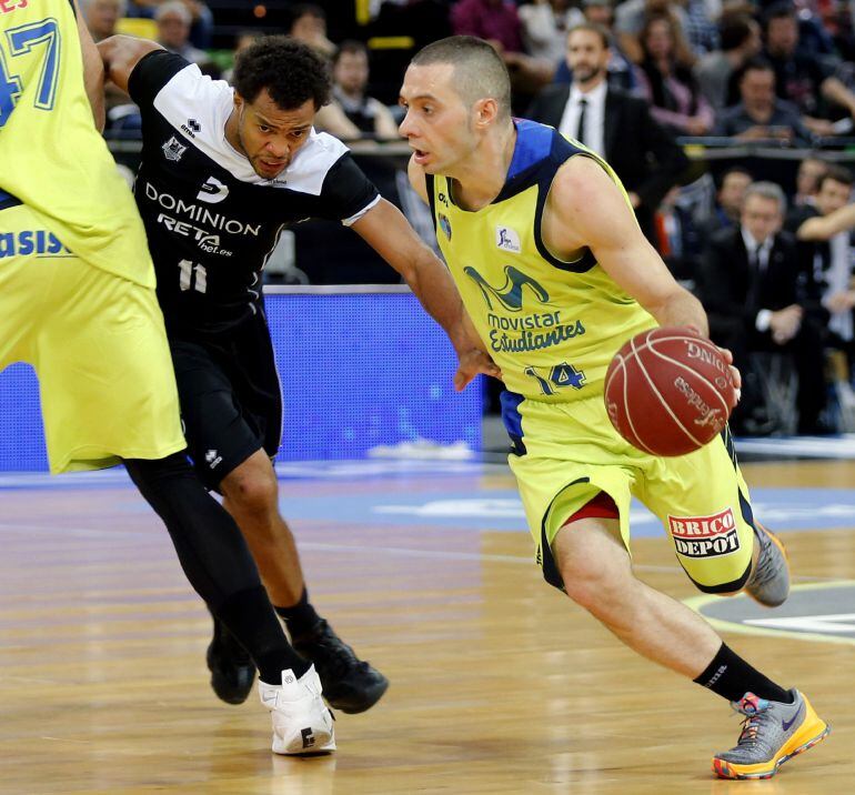 .- El nuevo jugador del Bilbao Basket Clevin Hannah (i) disputa un balón con el jugador del movistar Estudiantes y exjugador del equipo bilbaino Javi Salgado (d) durante el partido de la Liga ACB disputado esta tarde en el Bilbao Arena. EFELuis Tejido