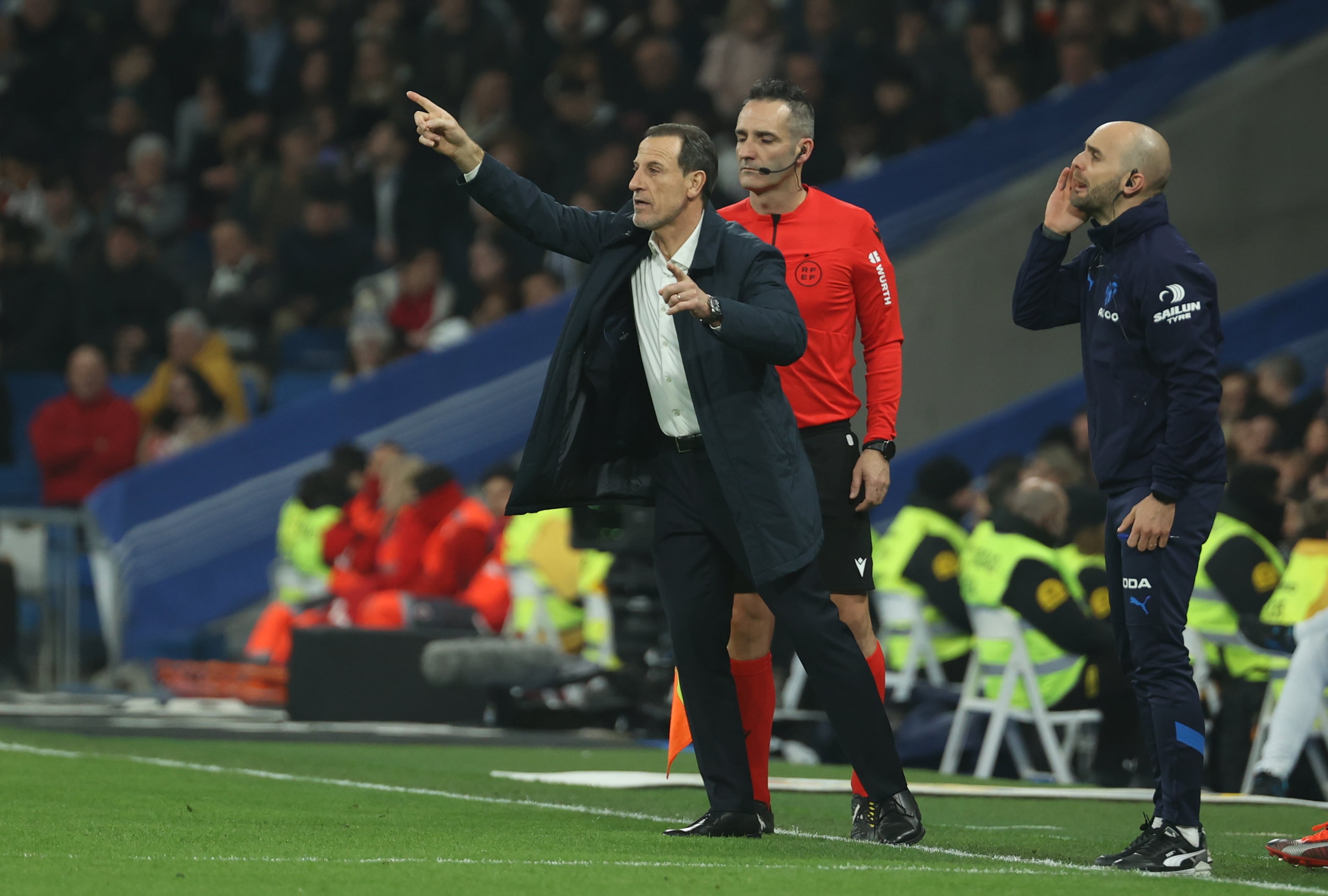 El entrenador del Valencia CF, Voro González (i) reacciona durante el partido de la jornada 17 de LaLiga que Real Madrid y Valencia CF disputan este jueves en el estadio Santiago Bernabéu. EFE/Kiko Huesca