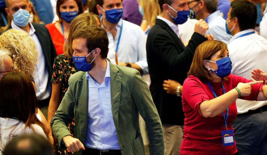 El presidente del PP, Pablo Casado, y la presidenta del PP-CV, Isabel Bonig, saludan a los militantes a su llegada a la clausura del decimoquinto congreso del partido de la provincia de Valencia, que ha elegido como nuevo presidente a Vicent Mompó, alcalde de Gavarda, este sábado en Valencia. 