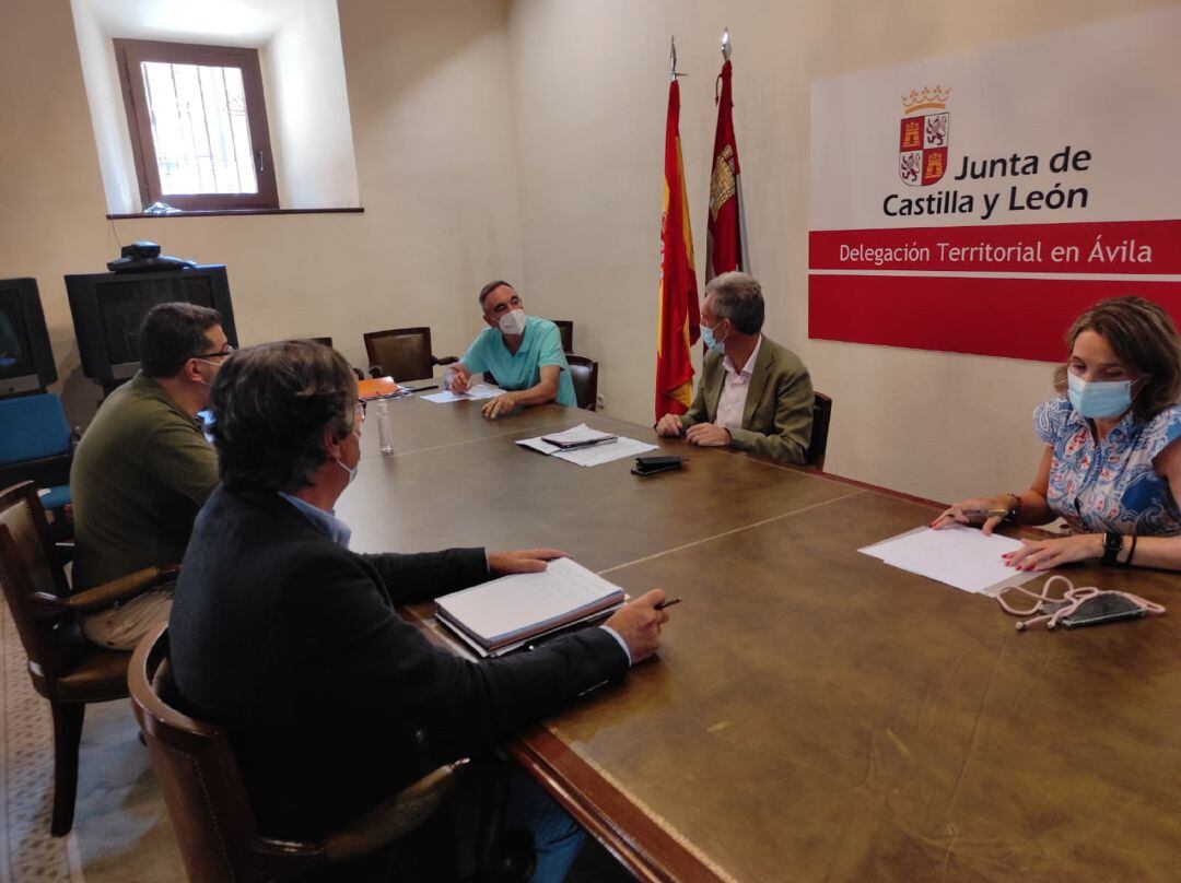 Reunión en la Delegación en Ávila de la Junta de Castilla y León para planificar la estrategia de vacunación para la próxima semana