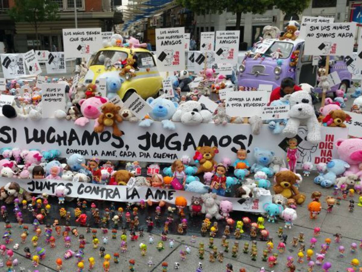 6.000 juguetes indignados se manifiestan en Madrid contra la AME