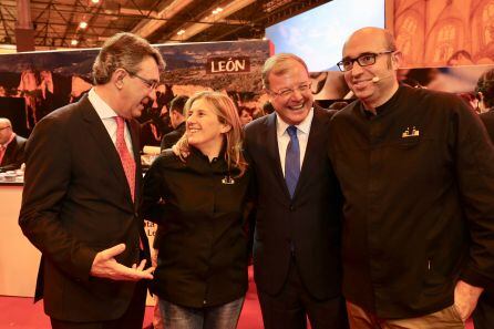 El presidente de la Diputación y el alcalde de León charlan con Yolanda y Juanjo, chefs de Cocinandos