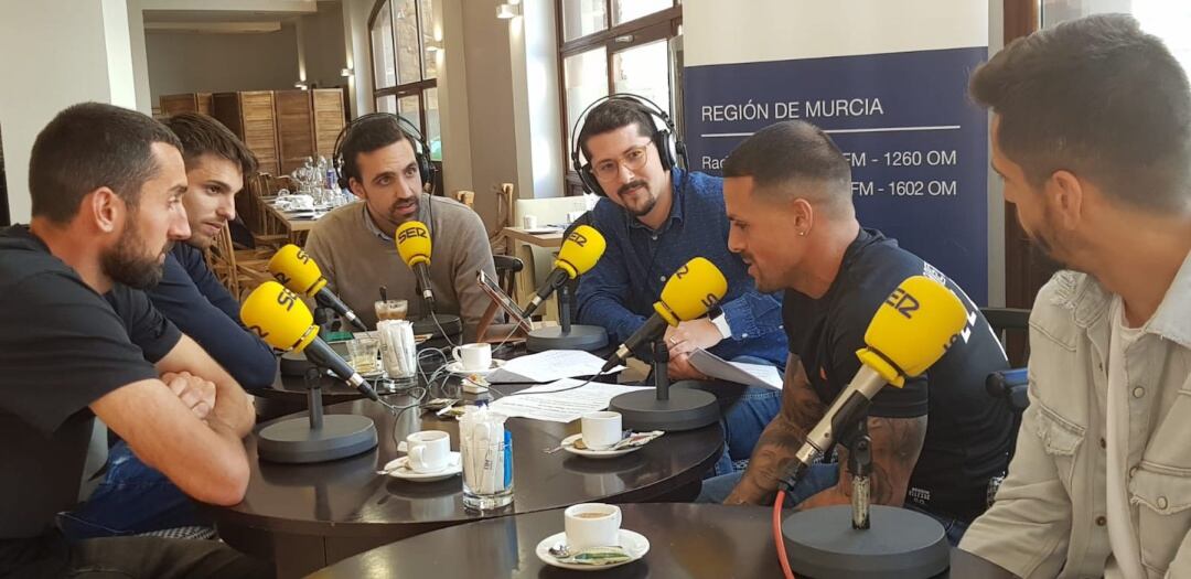 Sergi Maestre, Manel Martínez, Alejandro Moya, Jose Antonio Sánchez, Vitolo Añino y Pedro Orfila en SER Deportivos Región de Murcia (izquierda a derecha)