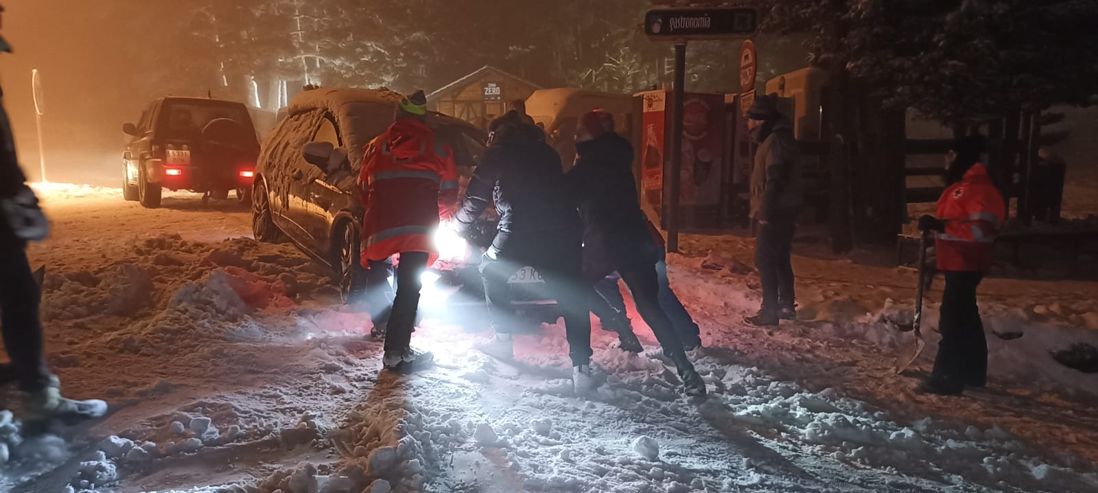 Cruz Roja y Guardia Civil ayudan a personas atrapadas en La Pinilla