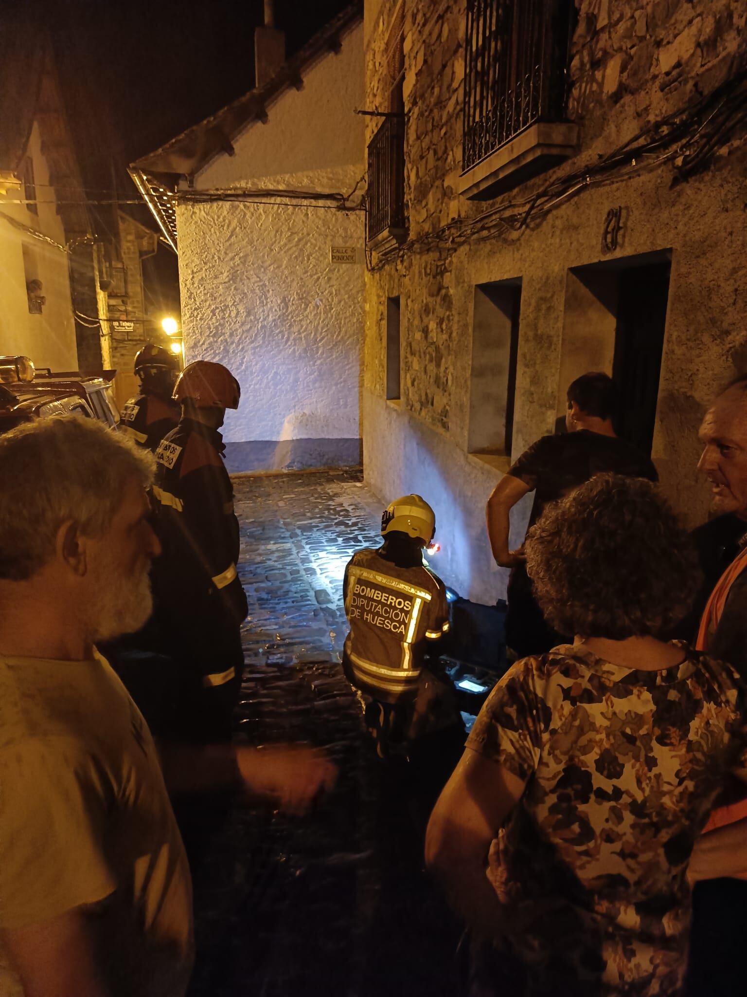 Vecinos de Ansó, ya con los efectivos del SPEIS en la localidad, este lunes por la noche