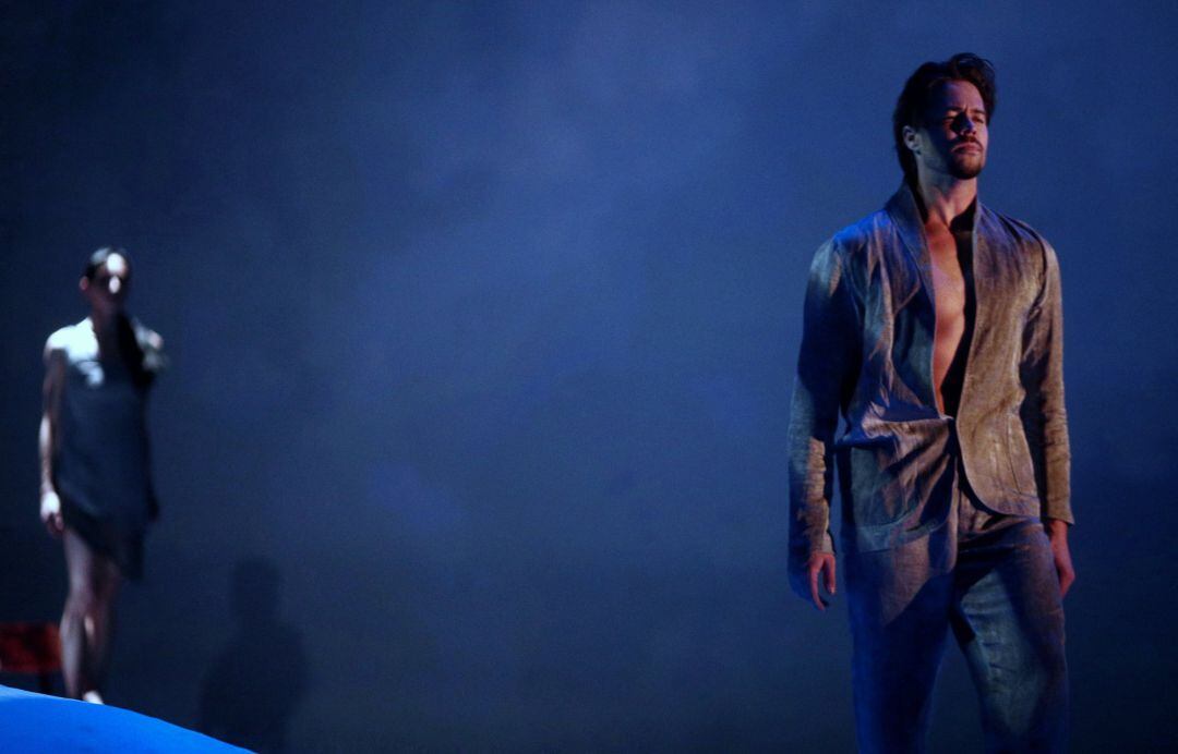 El coreógrafo canadiense Matthew Golding baila a Jóhann Johansson durante el espectáculo Fordlandia