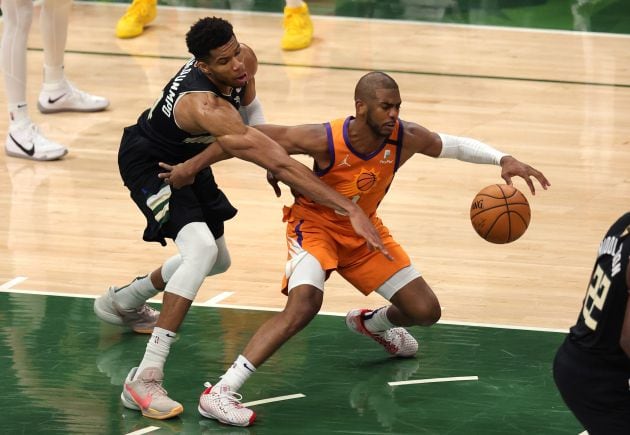 Antetokounmpo y Paul, en el sexto partido de las Finales de la NBA.