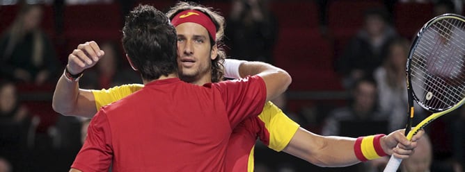 Los jugadores españoles Feliciano Lépez (dcha) y Fernando Verdasco celebran la victoria conseguida en el partido de dobles frente a los belgas Olivier Rochus y Steve Darcis, en el tercer partido de la primera ronda de la Copa Davis, disputado en Charleroi