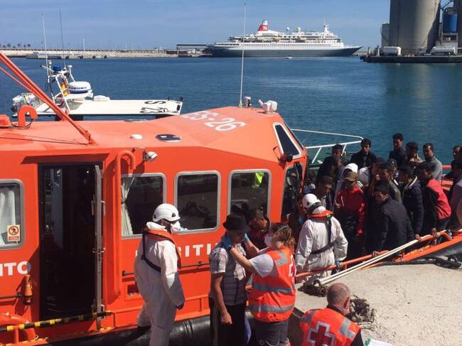 Imagen de archivo de la última patera atendida por Cruz Roja en el puerto de Málaga