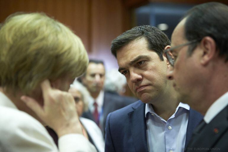 Alexis Tsipras conversa con Angela Merkel y François Hollande