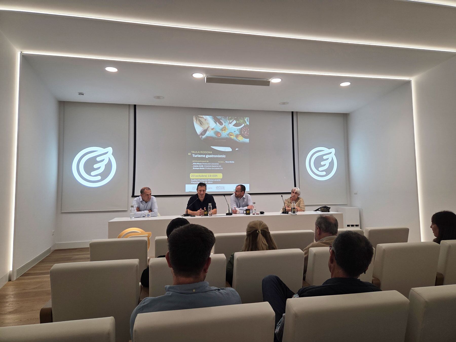 Imatge de la taula redona formada per Enrique Moltó, Kiko Moya, Tono Belda i Juana Jordá