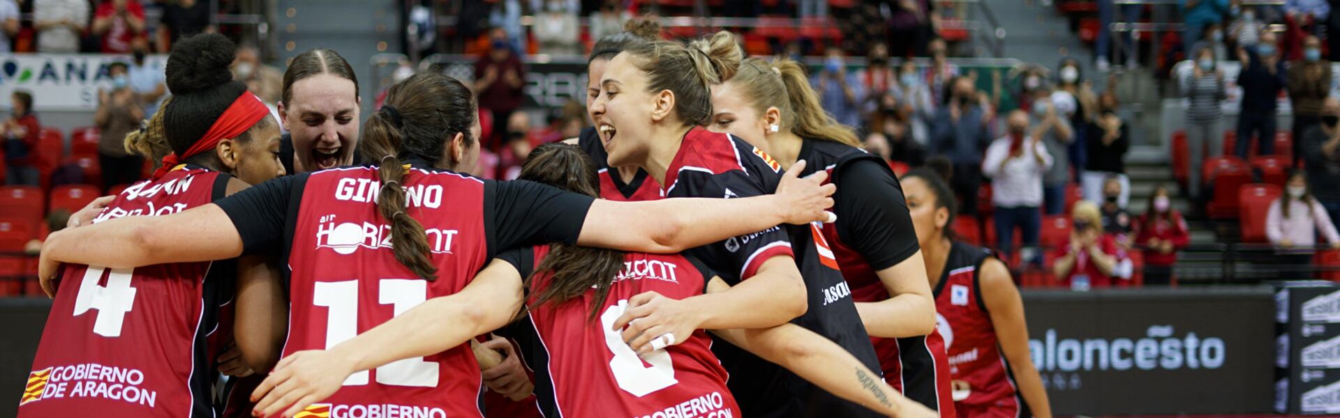 El equipo femenino del Casademont Zaragoza celebra una victoria