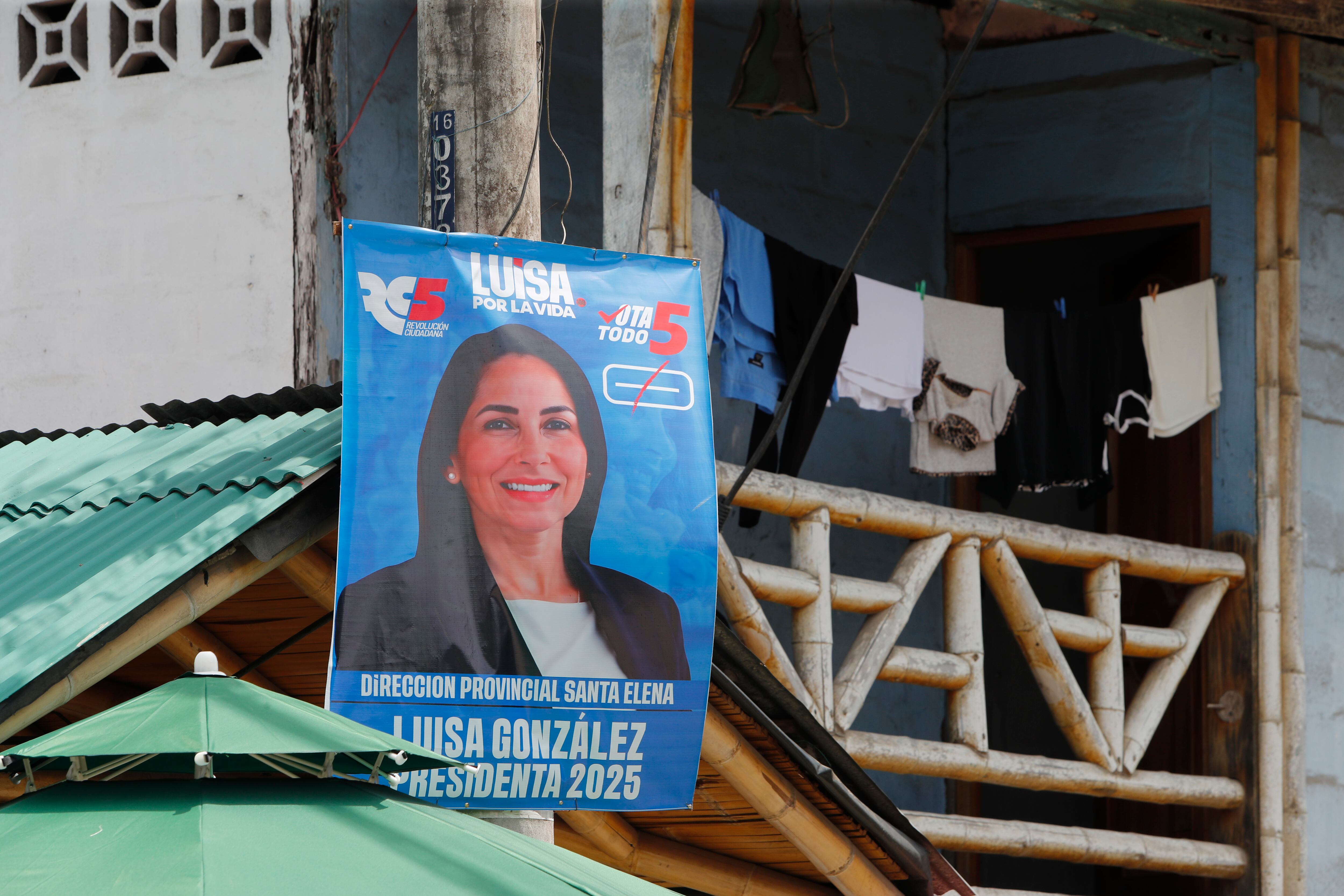 Fotografía de un cartel con la imagen de la candidata a la Presidencia de Ecuador Luisa González este sábado, en Olón (Ecuador). EFE/ Carlos Durán Araújo