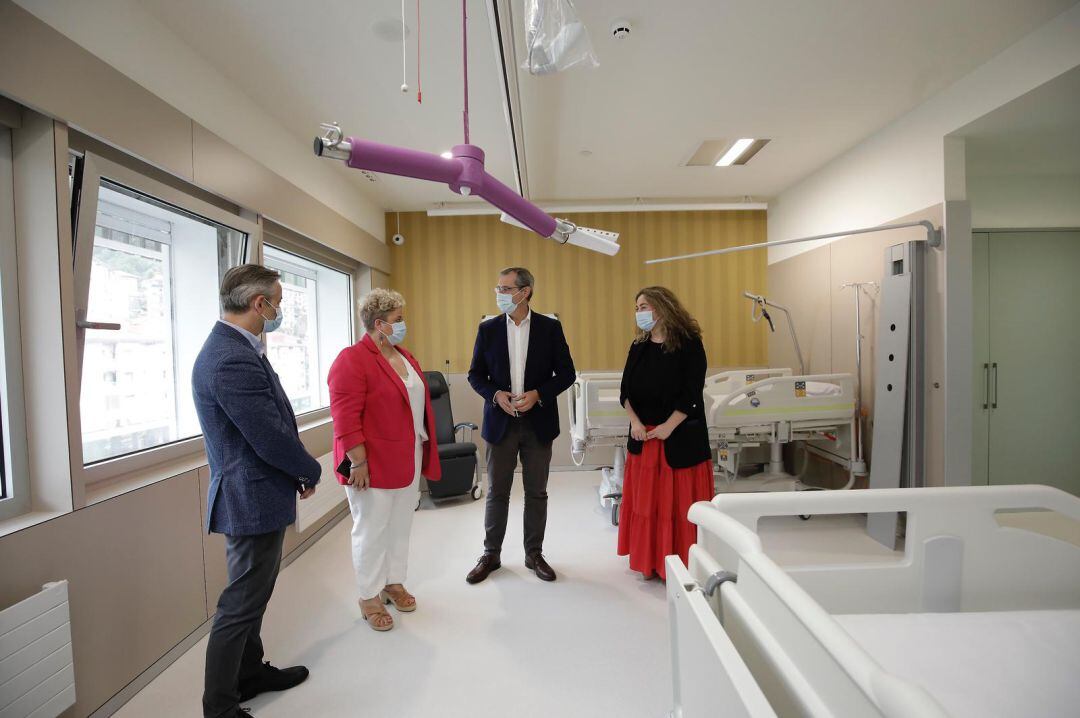 El Diputado General, Markel Olano y la Diputada de Políticas Sociales, Maite Peña, durante una visita a las unidades sociosanitarias de Eibar, en una imagen de archivo