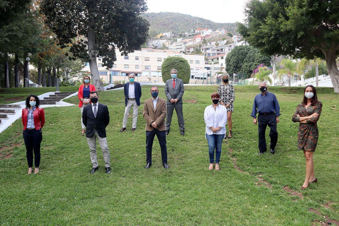 Foto de familia tras la inauguración.