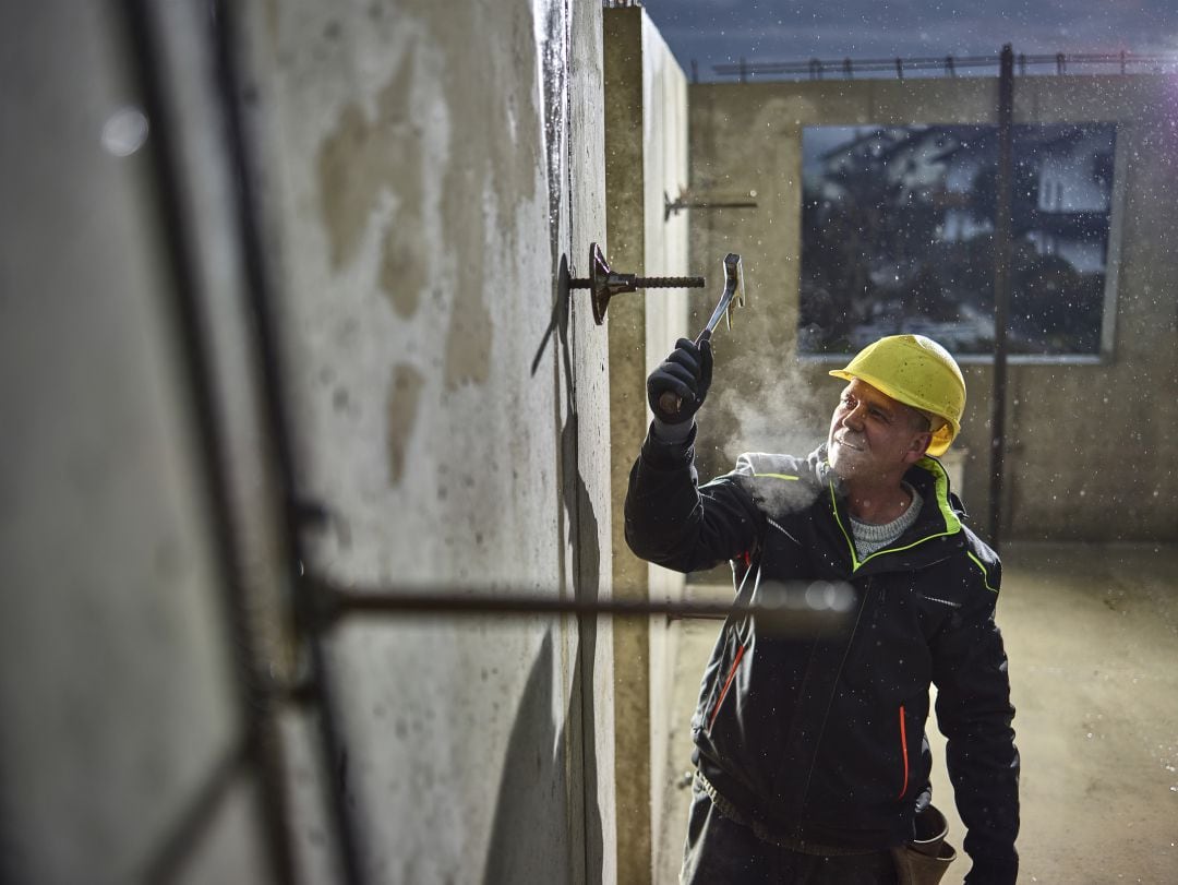 Empleado de la construcción trabajando con bajas temperaturas