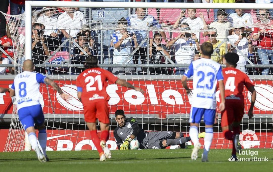 El portero del Numancia Dani Barrio detiene el penalty lanzado por Luis Suárez.