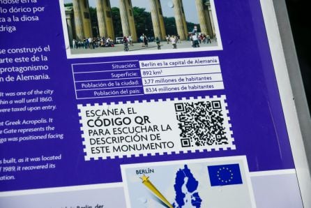 Código QR en uno de los paneles del Parque Europa 