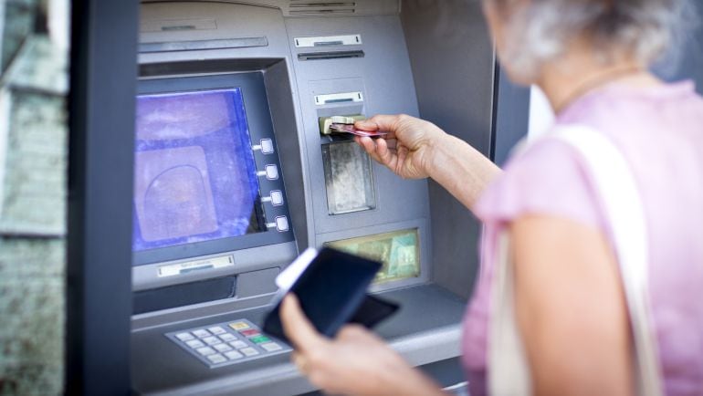  Mujer sacando dinero del cajero