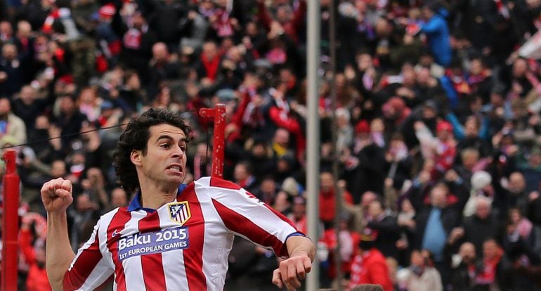 Atletico Madrid&#039;s Portuguese midfielder Tiago celebrates after scoring during the Spanish league football match Club Atletico de Madrid vs Real Madrid CF at the Vicente Calderon stadium in Madrid on February 7, 2015.   AFP PHOTO/ CESAR MANSO