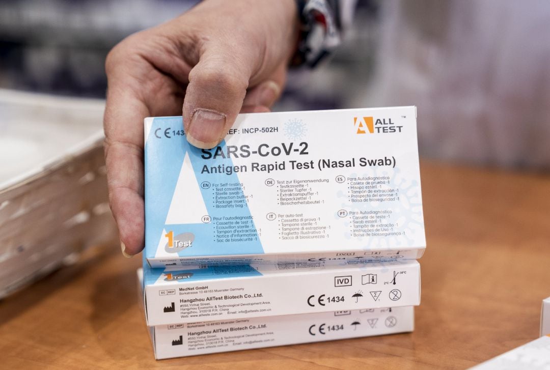 Varias cajas de pruebas rápidas del antígeno del SARS-CoV-2  en una farmacia