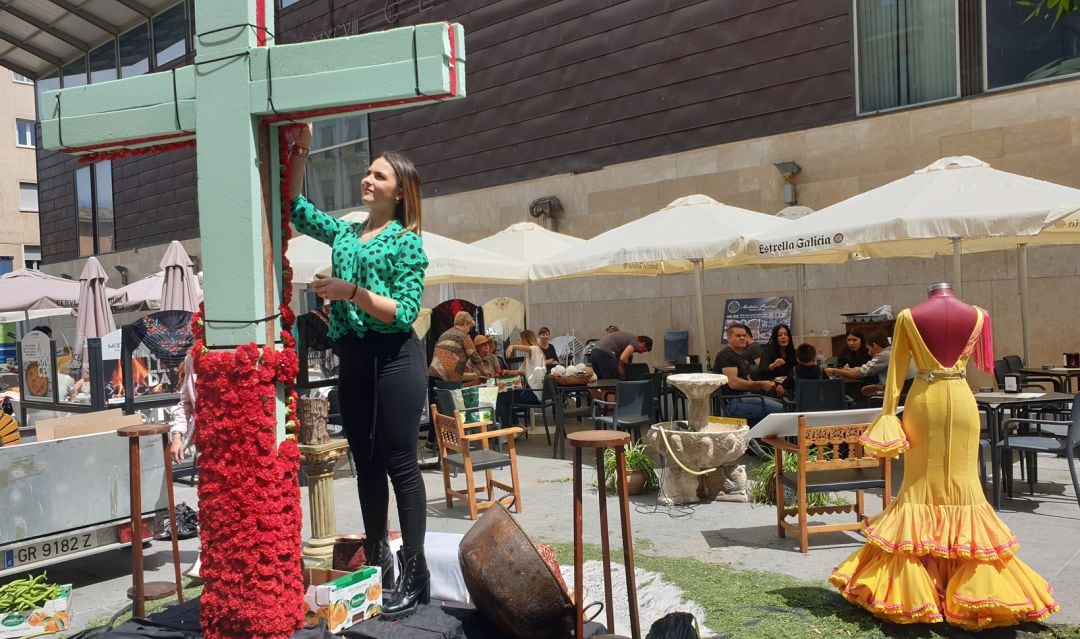 Preparativos de la cruz de mayo que se instalará en la plaza de San Agustín de Granada