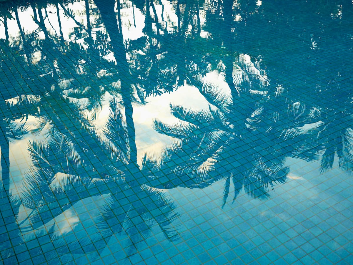 Hay una piscina en España en la que puedes bañarte con un Picasso: el precio no es para todos