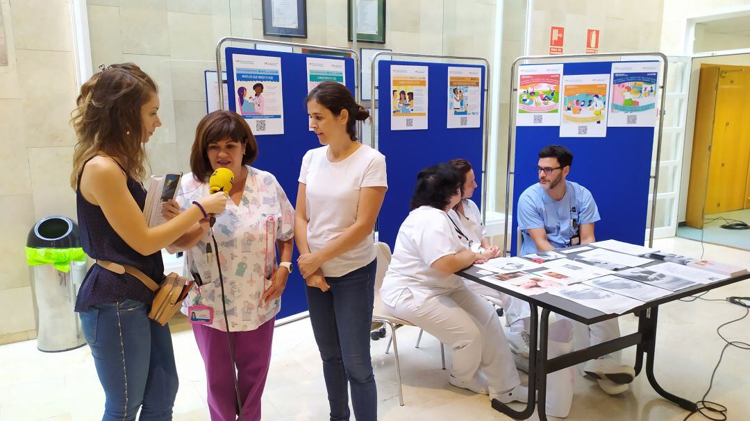 Beatriz San José junto con Mila y Susana, enfermeras del Hospital Universitario de Móstoles