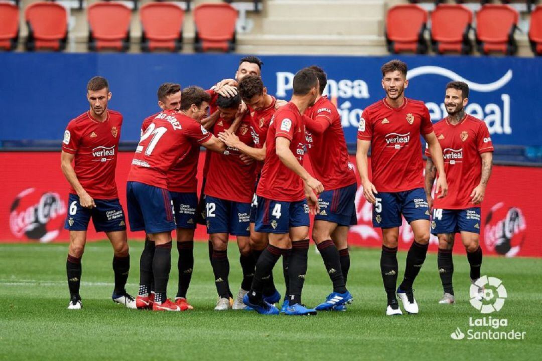 Roncaglia celebra con sus compañeros el golazo que abría el marcador