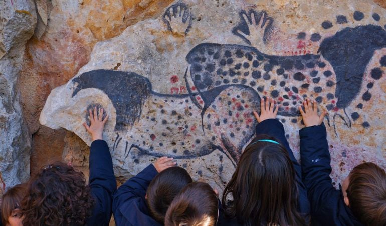 Los niños aprenden sobre la Prehistoria a través de la experiencia personal y la diversión.