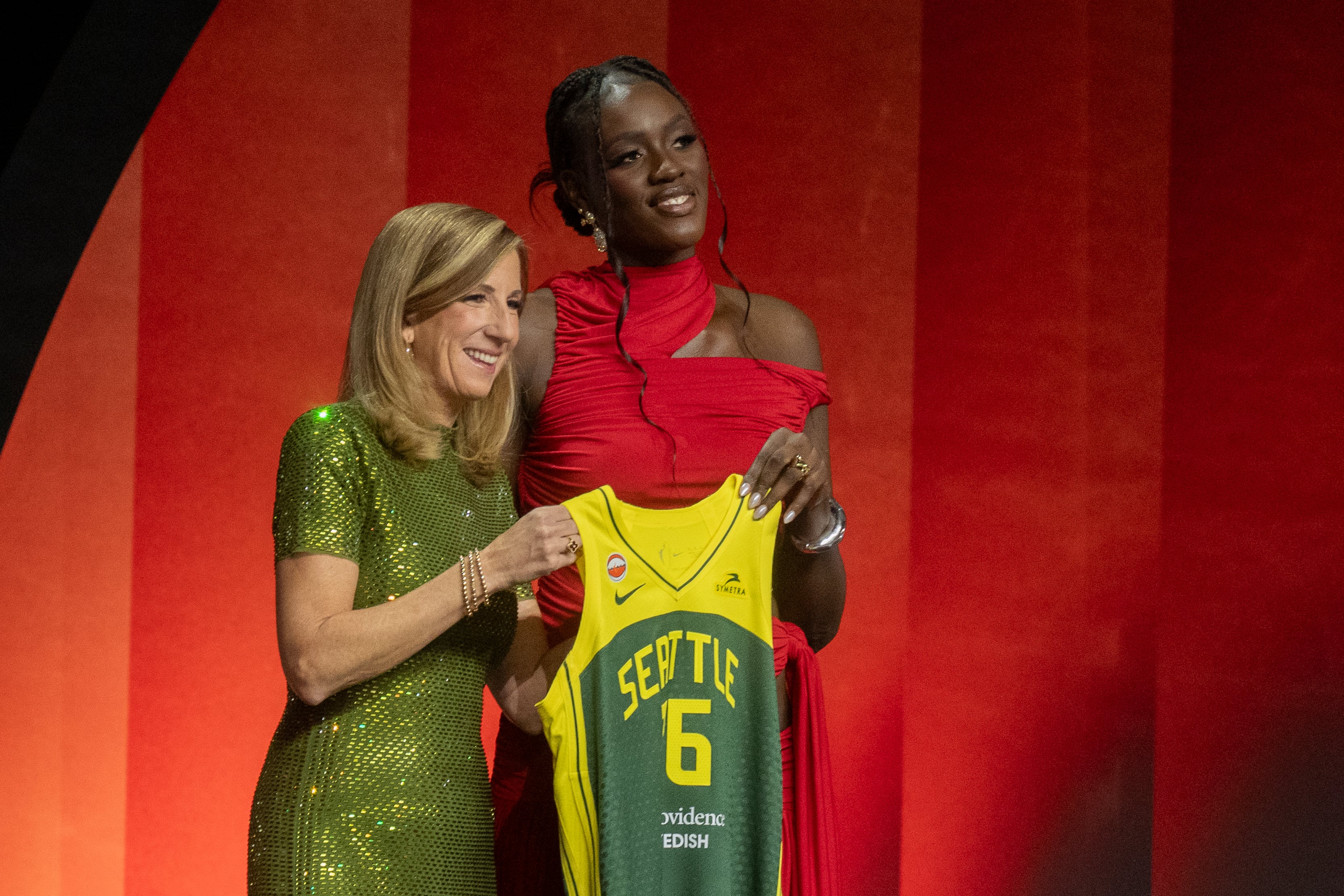 FOTODELDÍA AME3157. NUEVA YORK (ESTADOS UNIDOS), 13/04/2026.- La jugadora española Awa Fam Thiam (d) posa junto a la comisionada de la Asociación Nacional de Baloncesto Femenino (WNBA), Cathy Engelbert, tras ser seleccionada en el tercer lugar por las Seattle Storm en el draft de la WNBA este lunes, en Nueva York (Estados Unidos). "Estar aquí, en la WNBA, es un sueño que tengo desde los 12 años. Poder hacerlo representando a mi país es algo precioso" afirmó Fam. EFE/ Ángel Colmenares