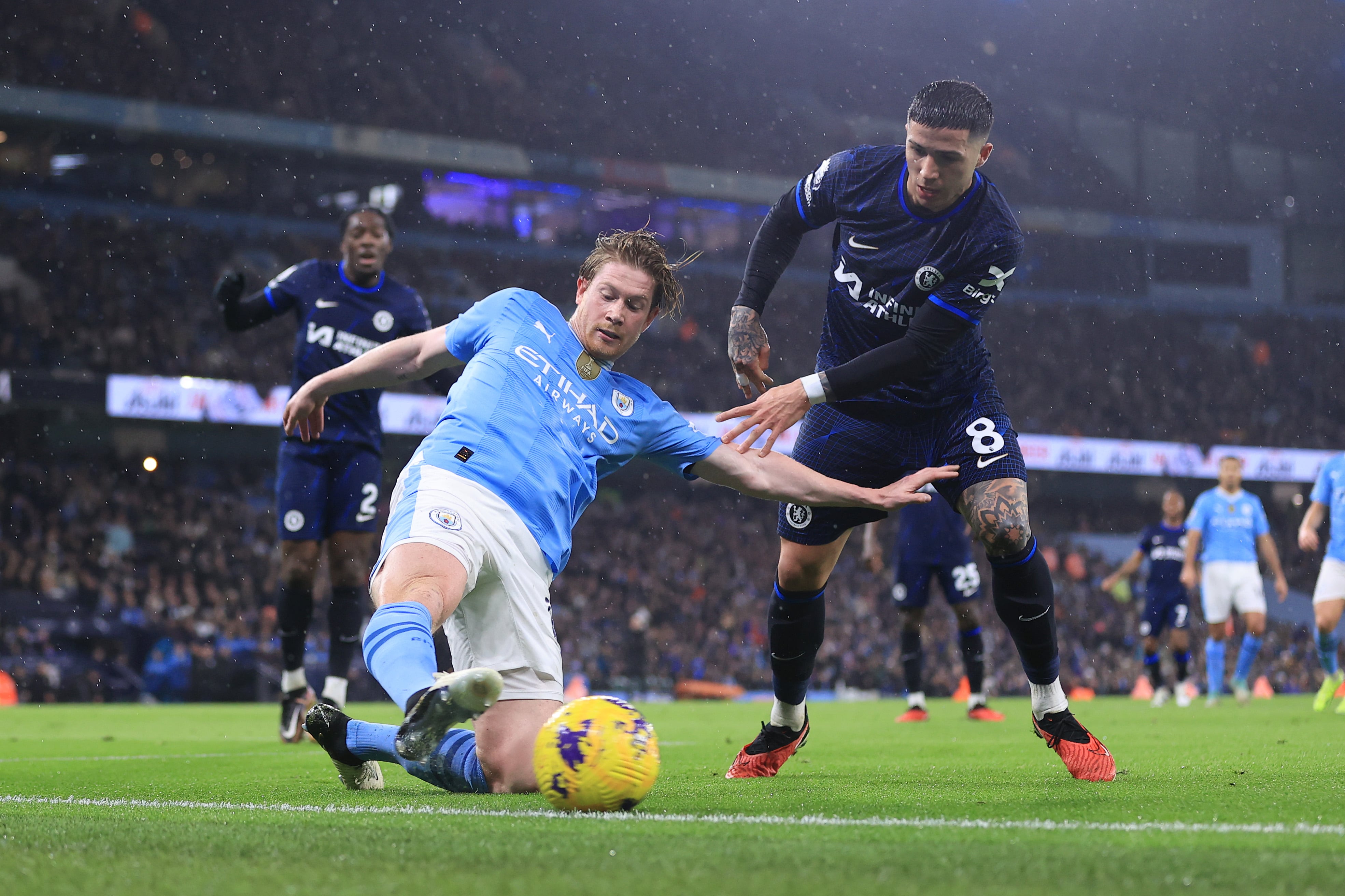 Kevin de Bruyne (Manchester City) y Enzo Fernández (Chelsea) pugnan por un balón en una jornada de Premier League