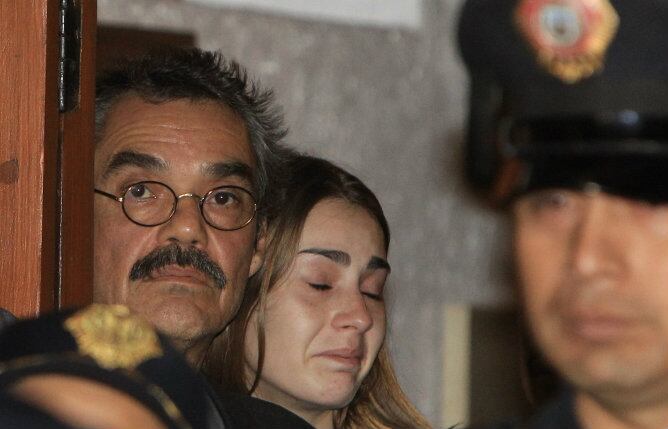 Gonzalo García, hijo del escritor colombiano Gabriel García Márquez, observa a los periodistas que se encuentran fuera de la casa del escritor tras conocerse la noticia de su muerte