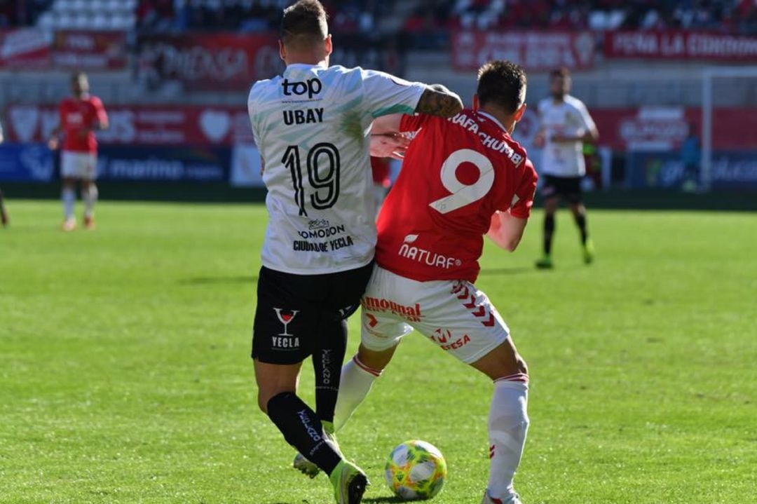 Ubay lucha un balón con Chumbi en el derbi entre el Real Murcia y el Yeclano del pasado 15 de diciembre