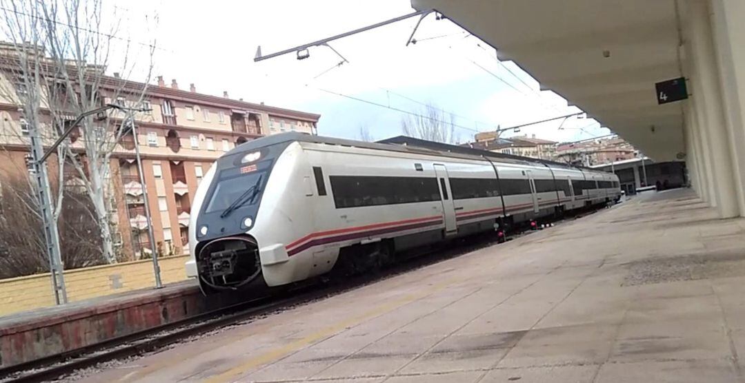 Tren Jaén - Madrid parado en Renfe.