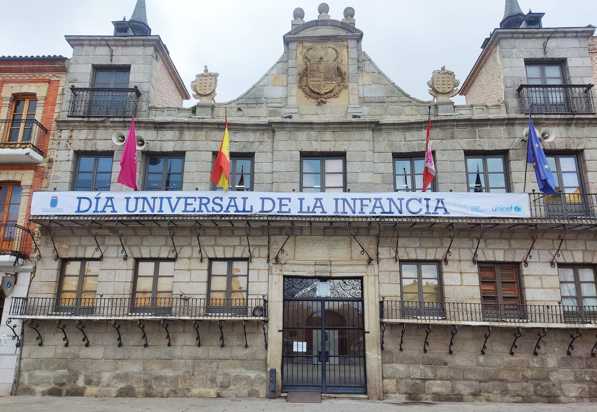 La fachada principal del Ayuntamiento, engalanada para la ocasión