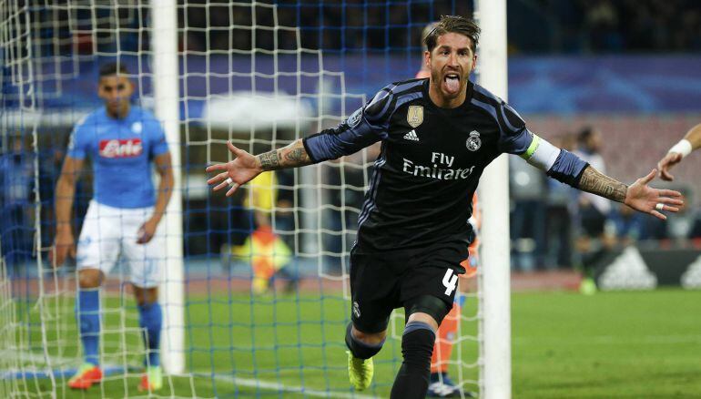 Sergio Ramos celebra uno de sus goles al Nápoles.